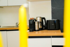 Een koelkast, een magnetron, een oven, een kookplaat