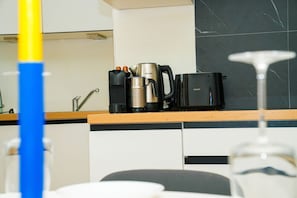 Réfrigérateur, micro-ondes, four, plaque de cuisson