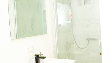 Een douche, een haardroger, handdoeken, zeep