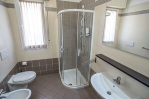 Dusj, hårføner, bidé og håndklær