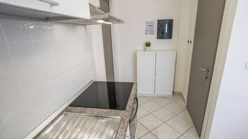 Microwave, oven, stovetop, coffee/tea maker