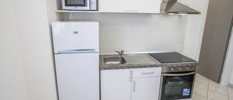 電子レンジ、オーブン、コンロ、コーヒー / ティーメーカー