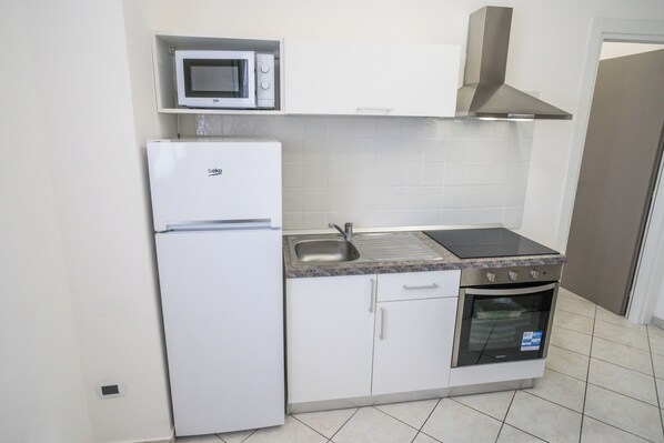 Mikrobølgeovn, ovn, kokeplater og kaffetrakter/tekoker