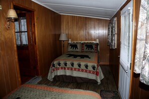 1 bedroom, desk, WiFi, bed sheets - Family-Friendly Cabin Rental near Schroon Lake in the Adirondacks of New York (Schroon Lake)