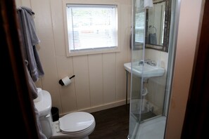 Towels, soap, shampoo - Family-Friendly Cabin Rental near Schroon Lake in the Adirondacks of New York (Schroon Lake)