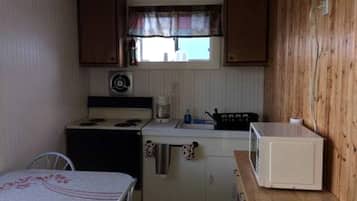 Coffee/tea maker, fridge, microwave, stovetop