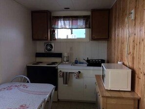 Wasserkocher mit Kaffee-/Teezubehör, Kühlschrank, Mikrowelle, Herdplatte