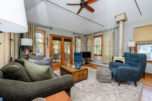 TV, peis, bøker og stereoanlegg