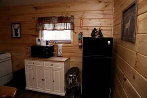 Jääkaappi, mikroaaltouuni, liesi, astianpesukone