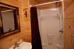 Towels, soap, shampoo, toilet paper - Rustic Vacation Rental for Couples near Hoffman Notch, New York (Schroon Lake)