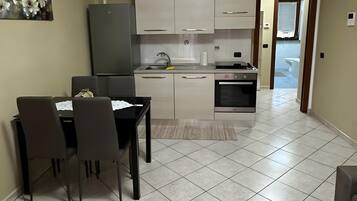 Frigorifero, microonde, forno, piano cottura