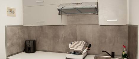 Jääkaappi, keittoastiat/astiat/ruokailuvälineet