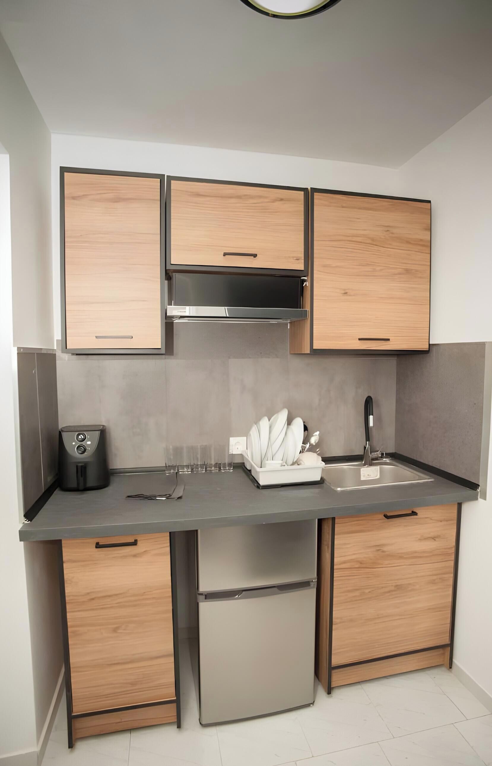 Kylskåp och grytor/köksredskap