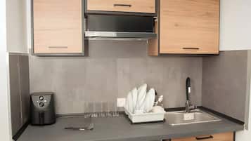 Kylskåp och grytor/köksredskap