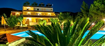 Holiday Home 'Pegasus - Sea View Ground 1' with Shared Pool, Wi-Fi and Air Conditioning