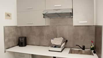 Fridge, cookware/dishes/utensils