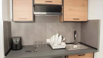 Fridge, cookware/dishes/utensils