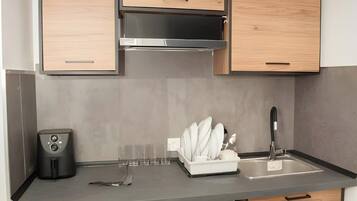 Fridge, cookware/dishes/utensils