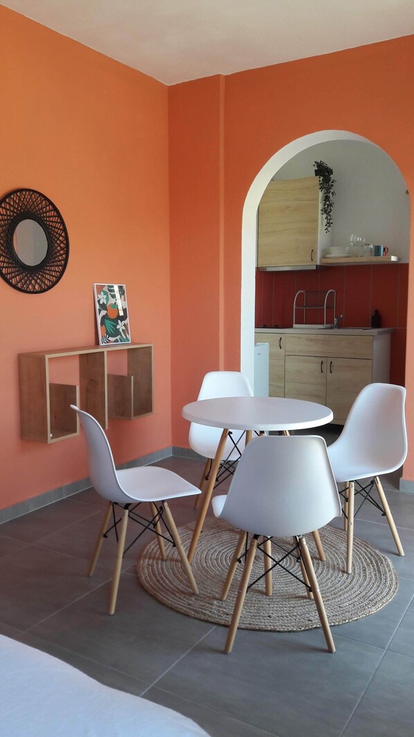 Superior studio suite, patio, uitzicht op oceaan | Een strijkplank/strijkijzer, gratis wifi