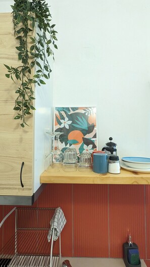 Superior studio suite, patio, uitzicht op oceaan | Een strijkplank/strijkijzer, gratis wifi