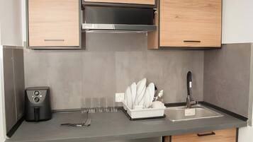 Fridge, cookware/dishes/utensils