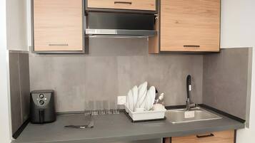 Kylskåp och grytor/köksredskap