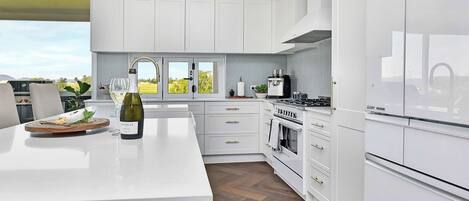 Een koelkast, een microgolfoven, een oven, een kookplaat