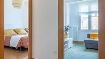 Een strijkplank/strijkijzer, reisbedje, wifi, beddengoed