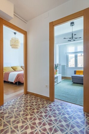 Silitysrauta/-lauta, vauvan matkasänky, Wi-Fi, vuodevaatteet