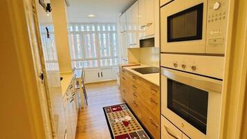 Een koelkast, een magnetron, een oven, een kookplaat