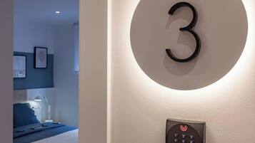 Een strijkplank/strijkijzer, reisbedje, wifi, beddengoed