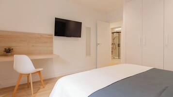 Tabla de planchar con plancha, cuna de viaje, wifi y ropa de cama