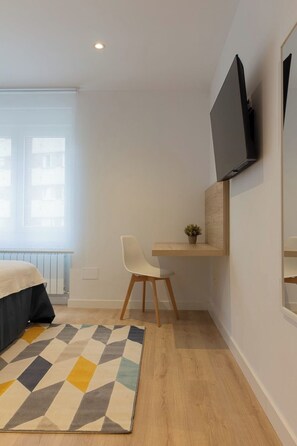 Tabla de planchar con plancha, cuna de viaje, wifi y ropa de cama 