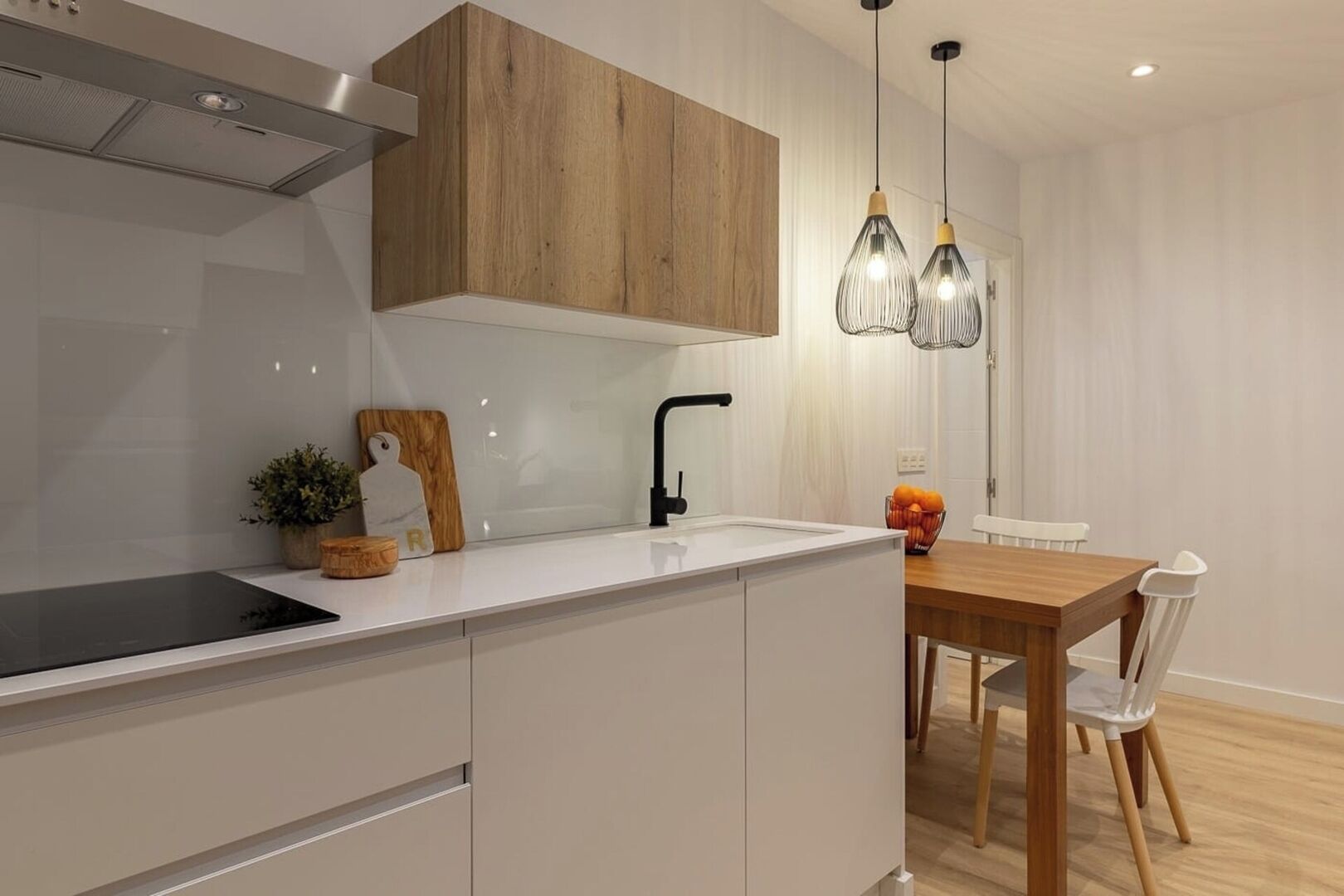 Frigorífico, microondas, horno y placa de cocina