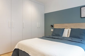 Iron/ironing board, travel cot, WiFi, bed sheets