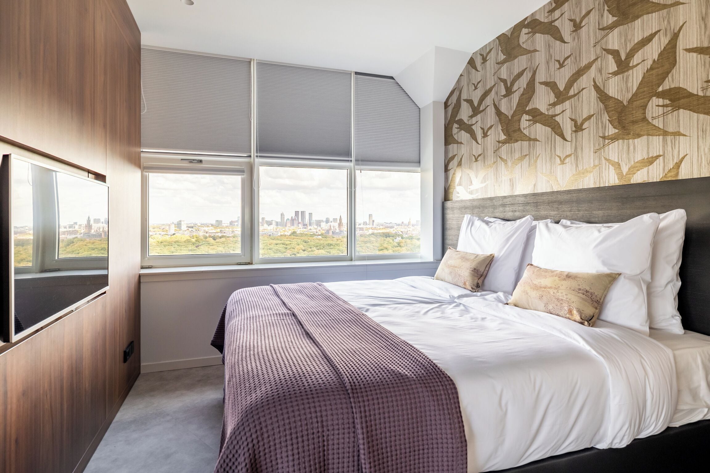 Safe på rommet, skrivebord for bærbar PC og blendingsgardiner