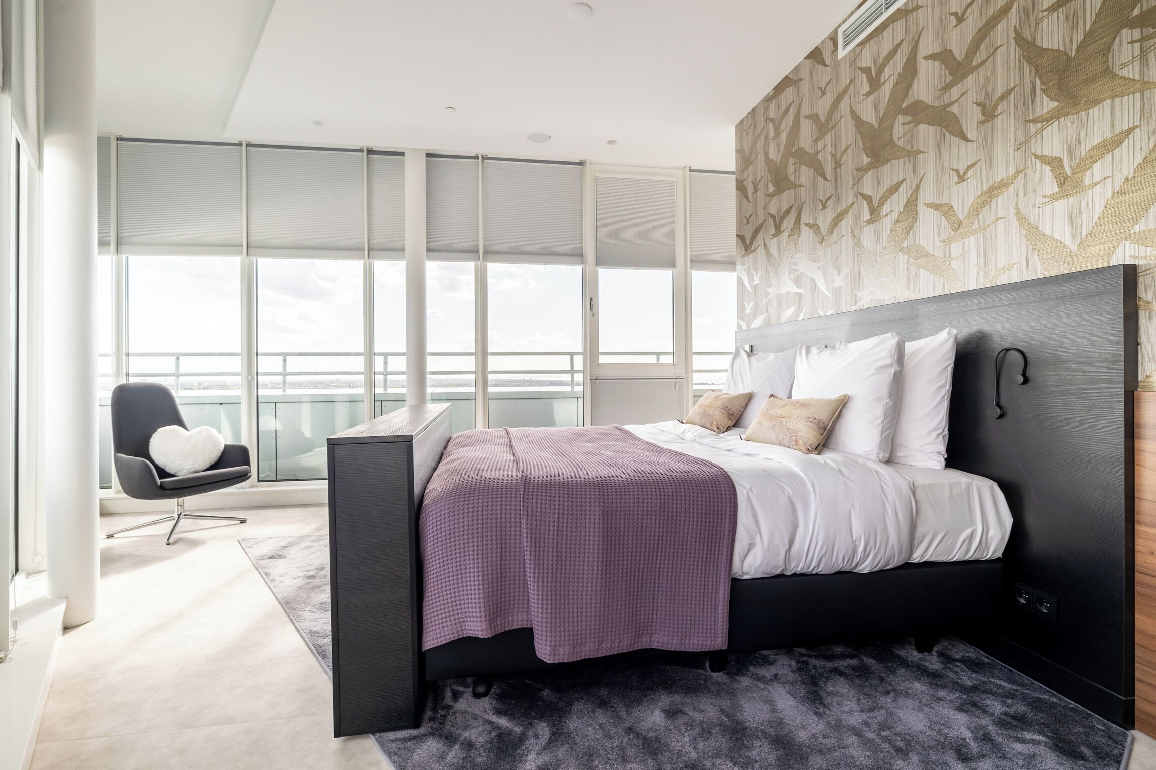 Superior appartement, uitzicht op stad | Een kluis op de kamer, een laptopwerkplek, verduisterende gordijnen