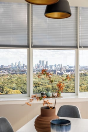Superior appartement, uitzicht op stad | Een kluis op de kamer, een laptopwerkplek, verduisterende gordijnen