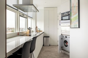 Appartement, uitzicht op stad | Een kluis op de kamer, een laptopwerkplek, verduisterende gordijnen