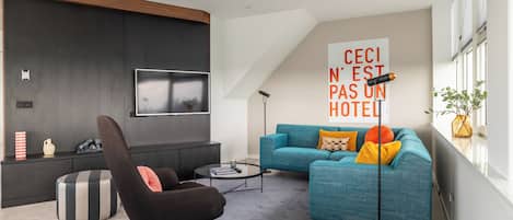 Caja de seguridad en la habitación y espacio para trabajar con laptop