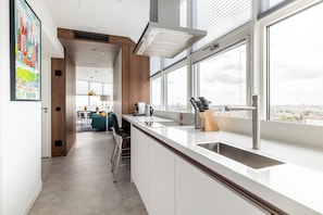 Een kluis op de kamer, een laptopwerkplek, verduisterende gordijnen