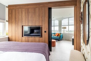 Safe på rommet, skrivebord for bærbar PC og blendingsgardiner