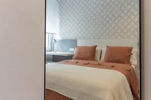 Tabla de planchar con plancha, cuna de viaje, wifi y ropa de cama 