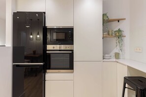 Refrigerador, microondas, horno y parrilla de estufa 