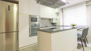 Jääkaappi, mikroaaltouuni, uuni, liesi