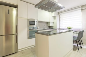 Kjøleskap, mikrobølgeovn, ovn og kokeplater