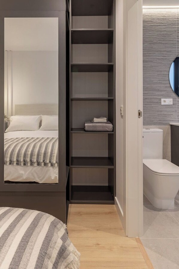 Iron/ironing board, travel cot, WiFi, bed sheets