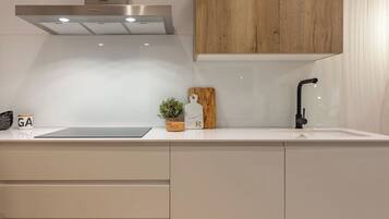 Geladeira, micro-ondas, fogão, cooktop