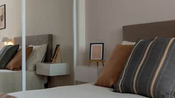 Een strijkplank/strijkijzer, reisbedje, wifi, beddengoed