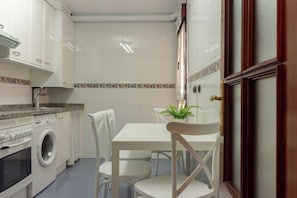 Fridge, microwave, oven, stovetop - AH Delux3Rooms Campus Milán. VUT-6519-AS (Oviedo)